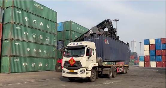 防疫物资装车运输现。ㄕ糯笥 摄）