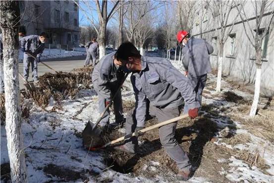 6163银河线路检测中心矿冶植树绿化现。ㄑ钤 摄）