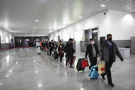 复工返岗员工陆续走出车站（热皮开提 摄）