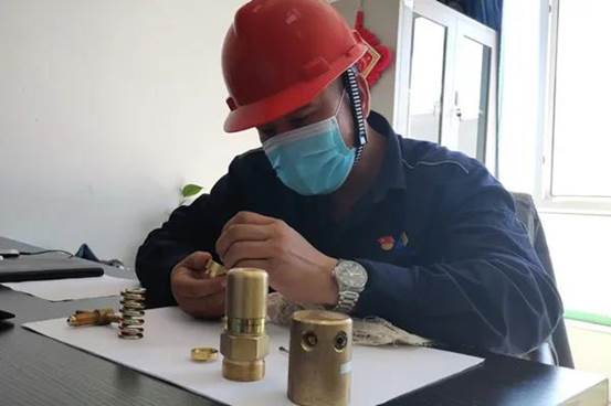 糊树脂车间员工修理氮气减压阀（常显华 摄）