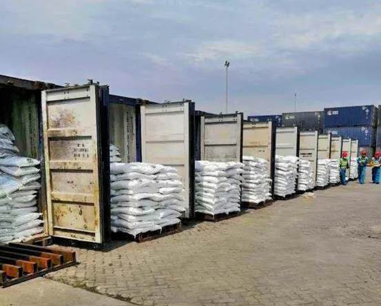 6163银河线路检测中心进出口公司烧碱出口发货现。ㄌ锵娜 摄）