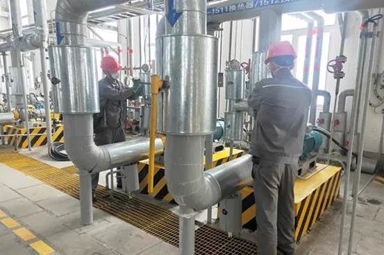 阜康能源烧碱车间丙班员工现场巡检 （牛玲娟  摄）